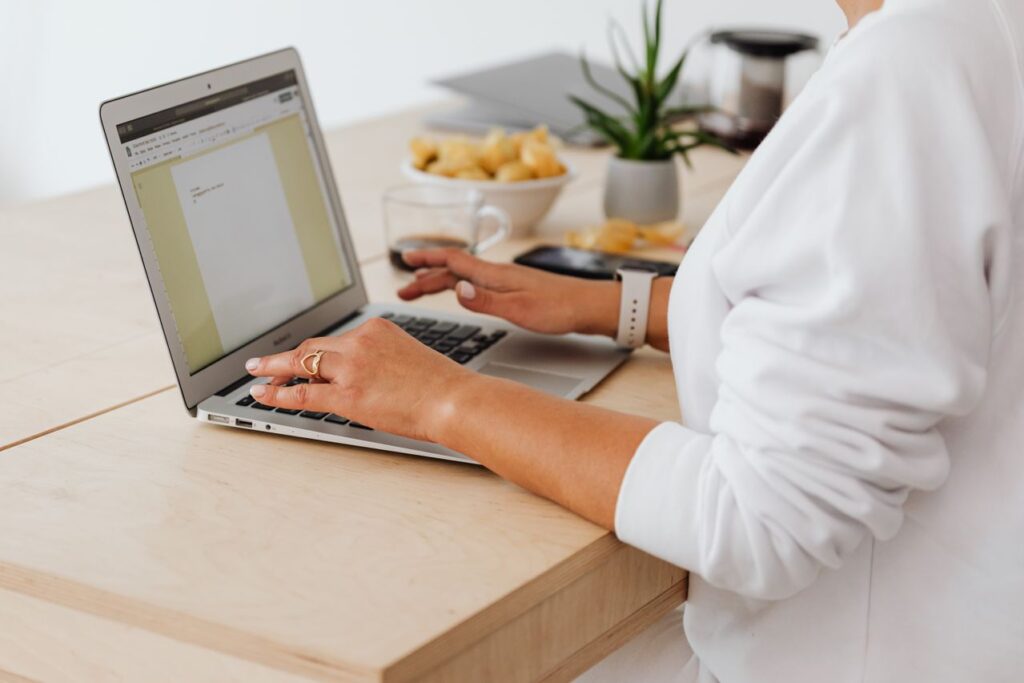 Londoners are sending 38 messages a day, how can businesses compete for their attention? pexels karola g 5238014